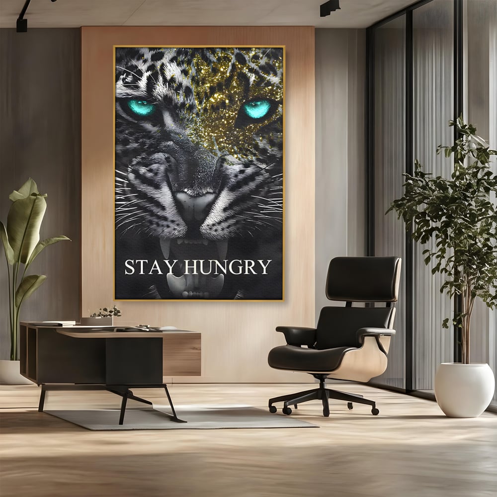Tablou canvas cu tablou canvas cu leu fioros, in rama de aluminiu auriu, pe perete intr-un birou